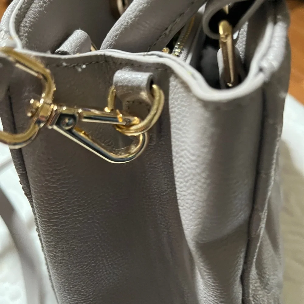 Betsey Johnson NWOTs Gray Heart Handbag. - Picture 6 of 10